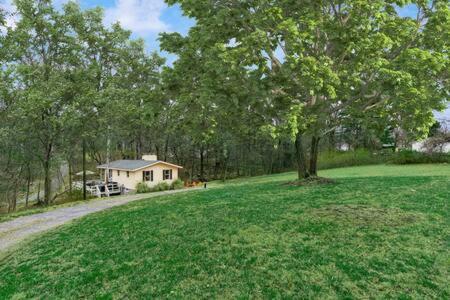 Harpers Ferry Cabin Hot Tub, Deck, Fire Pit, Wifi 외부 사진