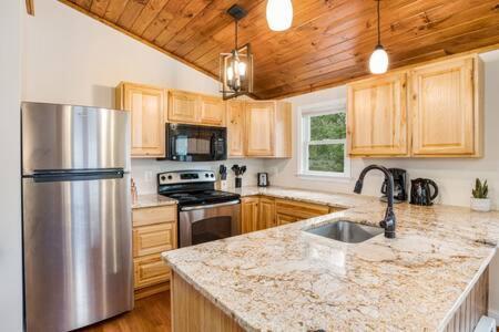 Harpers Ferry Cabin Hot Tub, Deck, Fire Pit, Wifi 외부 사진