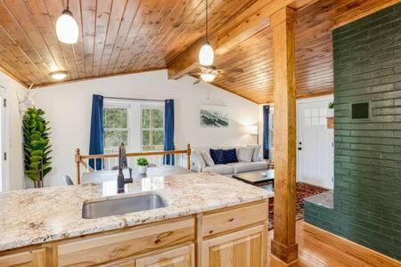 Harpers Ferry Cabin Hot Tub, Deck, Fire Pit, Wifi 외부 사진
